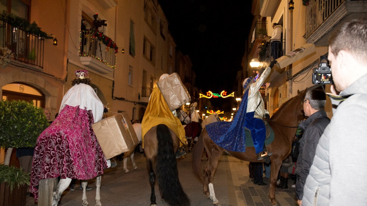 A Vila-seca els regals s’estiren amb cordes dels balcons.