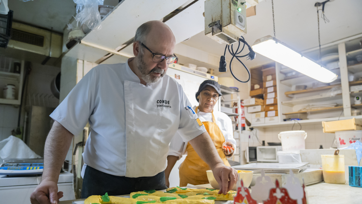 Josep Gonzalez preparant les masses de tortell que cou i fermenta a partir del 4 de gener.
