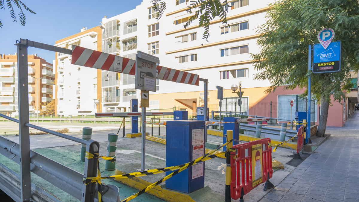 Una tanca impedeix l’entrada a la part superior del pàrquing.