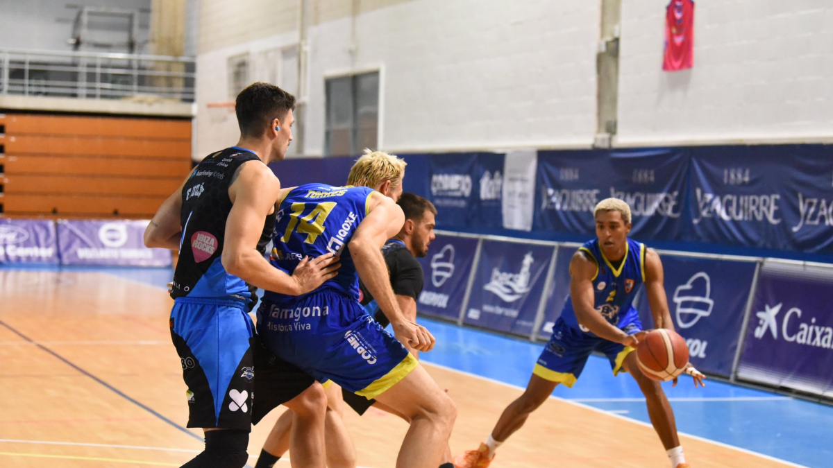 Kristian Mendes passant la pilota a Ferran Torres durant un partit d’aquesta temporada.