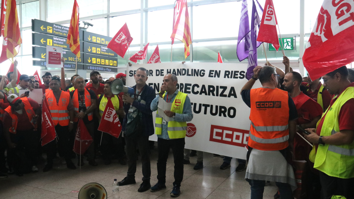 Lectura del manifest per part dels treballadors de 'handling' d'Iberia en contra de la precarització laboral.