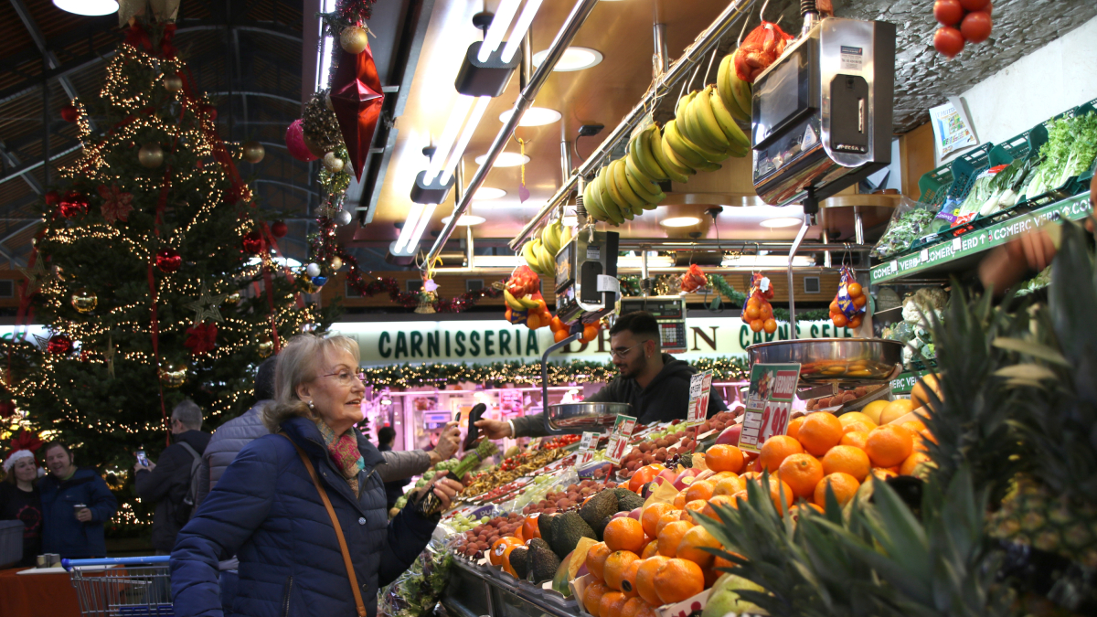 Una parada de fruita i verdures al Mercat de la Concepció, a Barcelona.