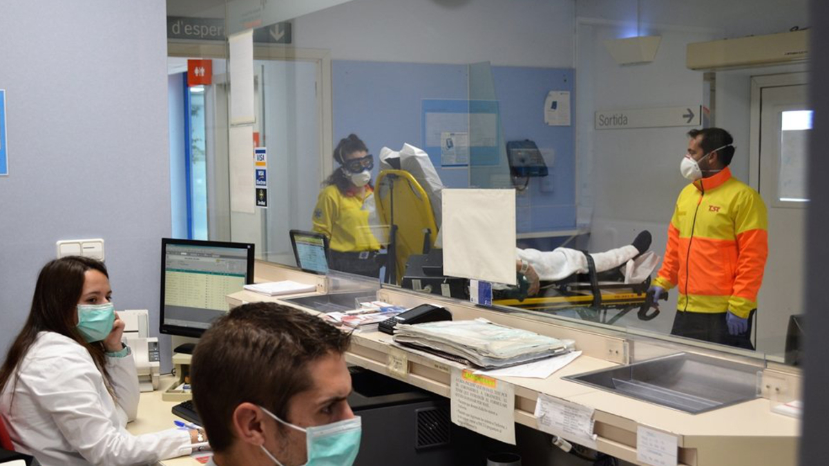 Servicio de urgencias del Hospital de Palamós con los profesionales equipados con mascarillas.