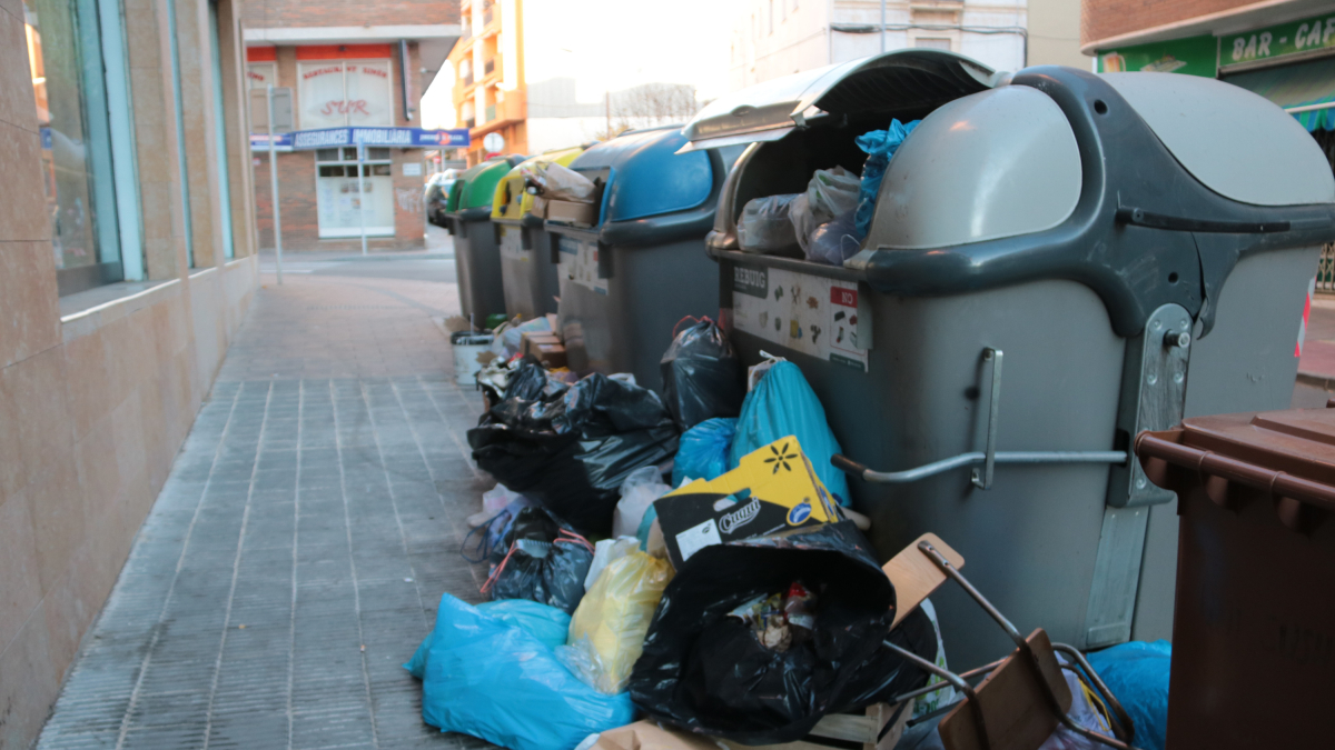Contenedores llenos en la tercera jornada de huelga del servicio de recogida de basura en la calle Pere Badia de Torredembarra.