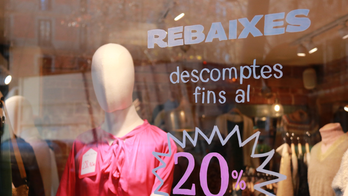 Imagen de archivo del escaparate de la tienda Santa Antònia, situada en el barrio de Sant Antoni de Barcelona, anunciando la campaña de rebajas.