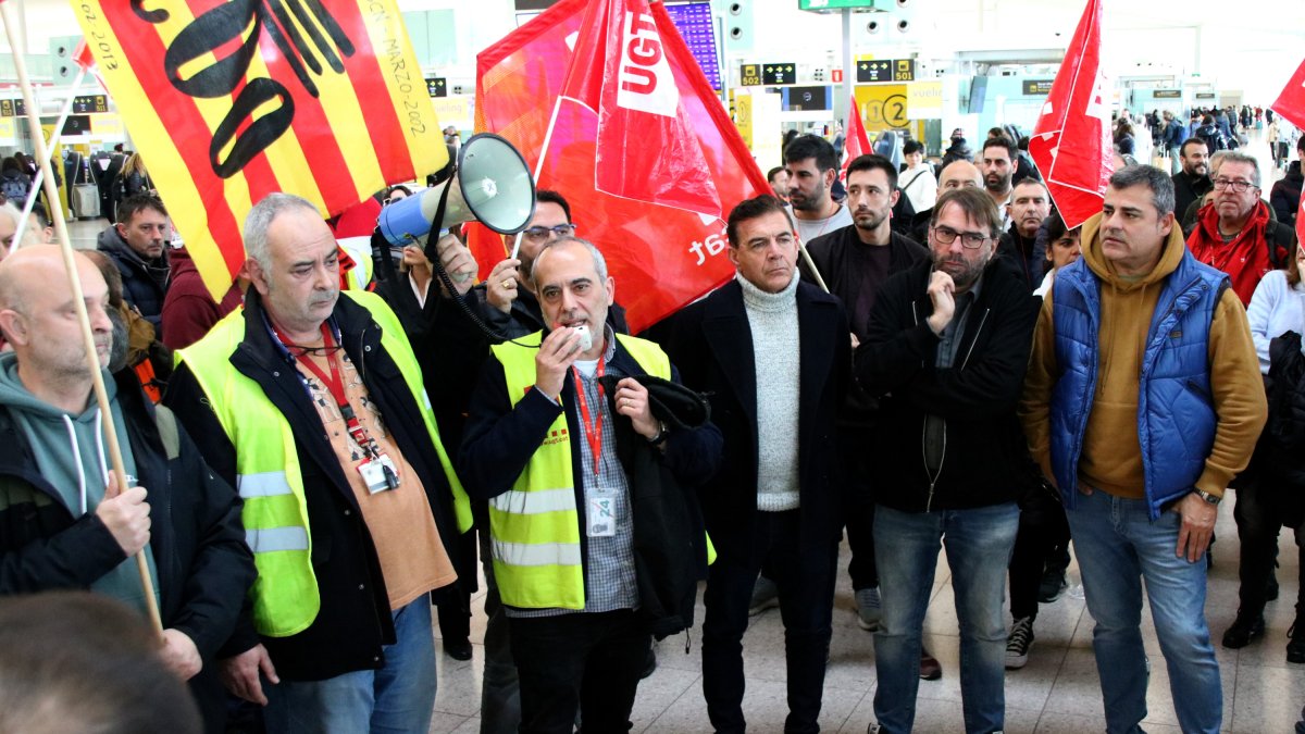 La concentración en la zona de llegadas de la T1 del aeropuerto del Prat, con el secretario general de UGT, Camil Ros, el 5 de enero de 2024.