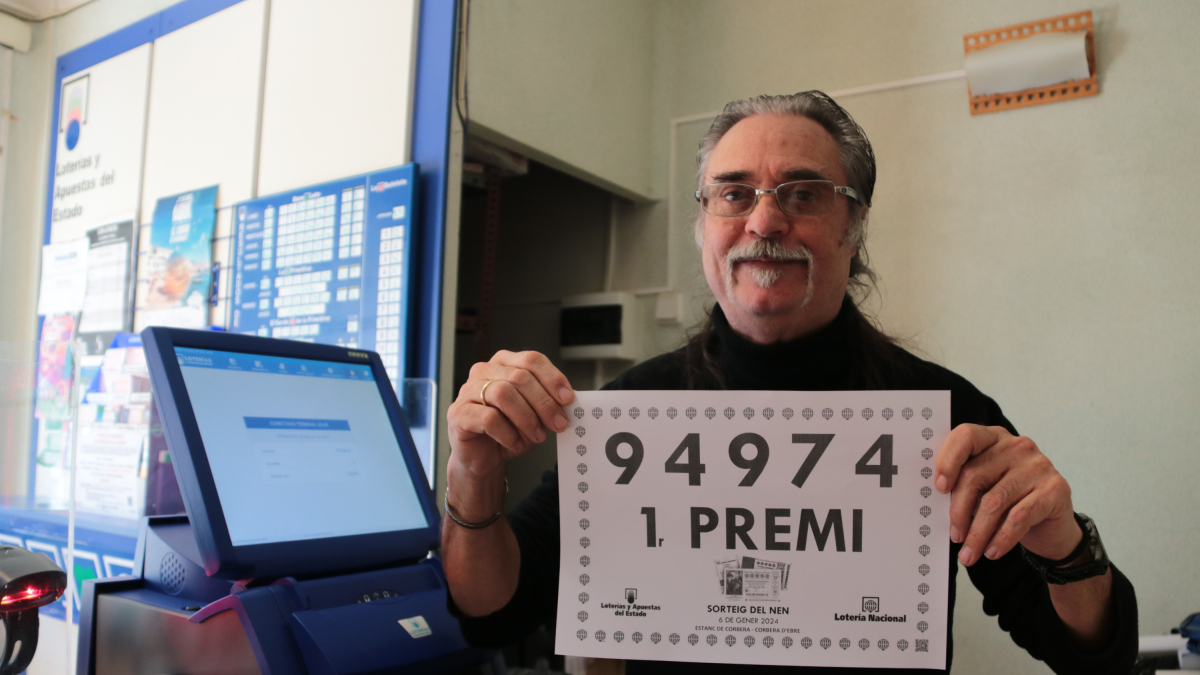 El propietari de l'administració de loteria de Corbera d'Ebre, Francesc Cortiella, mostra el número guanyador venut en el sorteig de Reis.