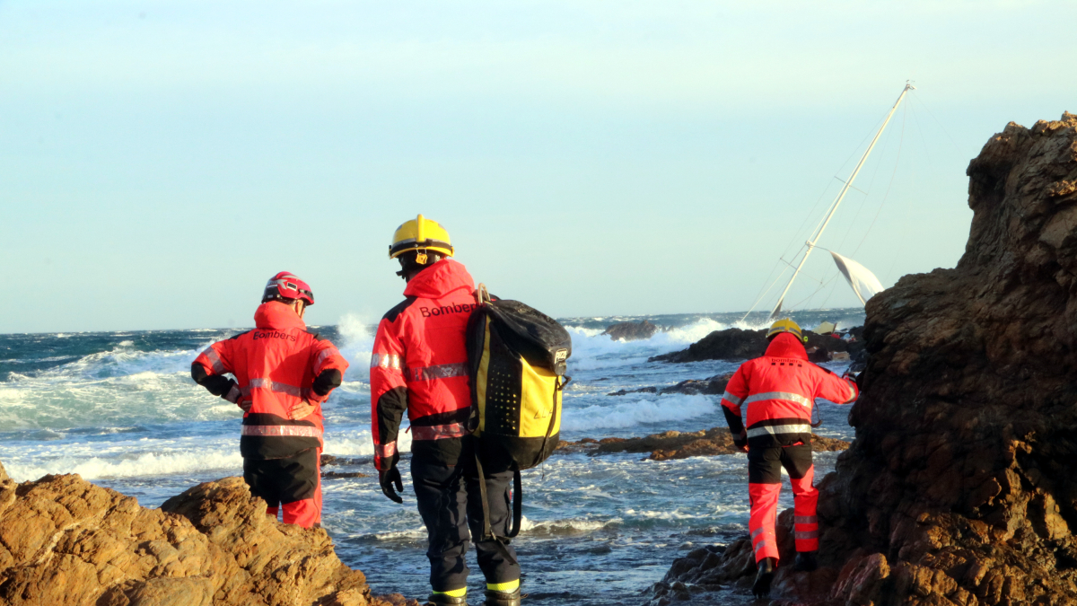 Efectivos de los Bomberos inspeccionando la zona del accidente.
