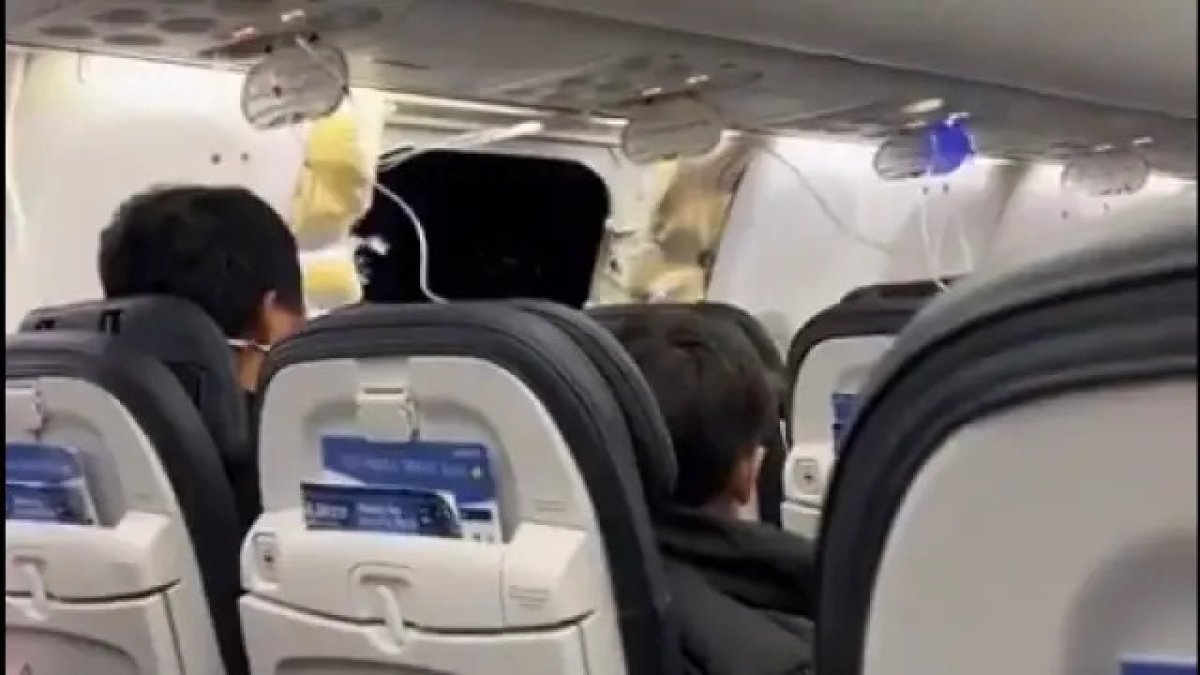 Imagen del interior del vuelo 1282 de Alaska Airlines.