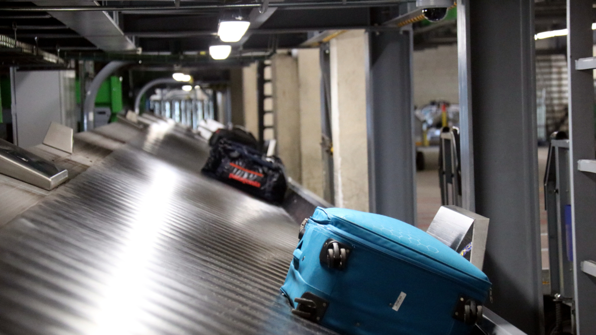 Un grupo de tres maletas en la cinta de uno de los patios del SATE de la Terminal 2 del aeropuerto del Prat.