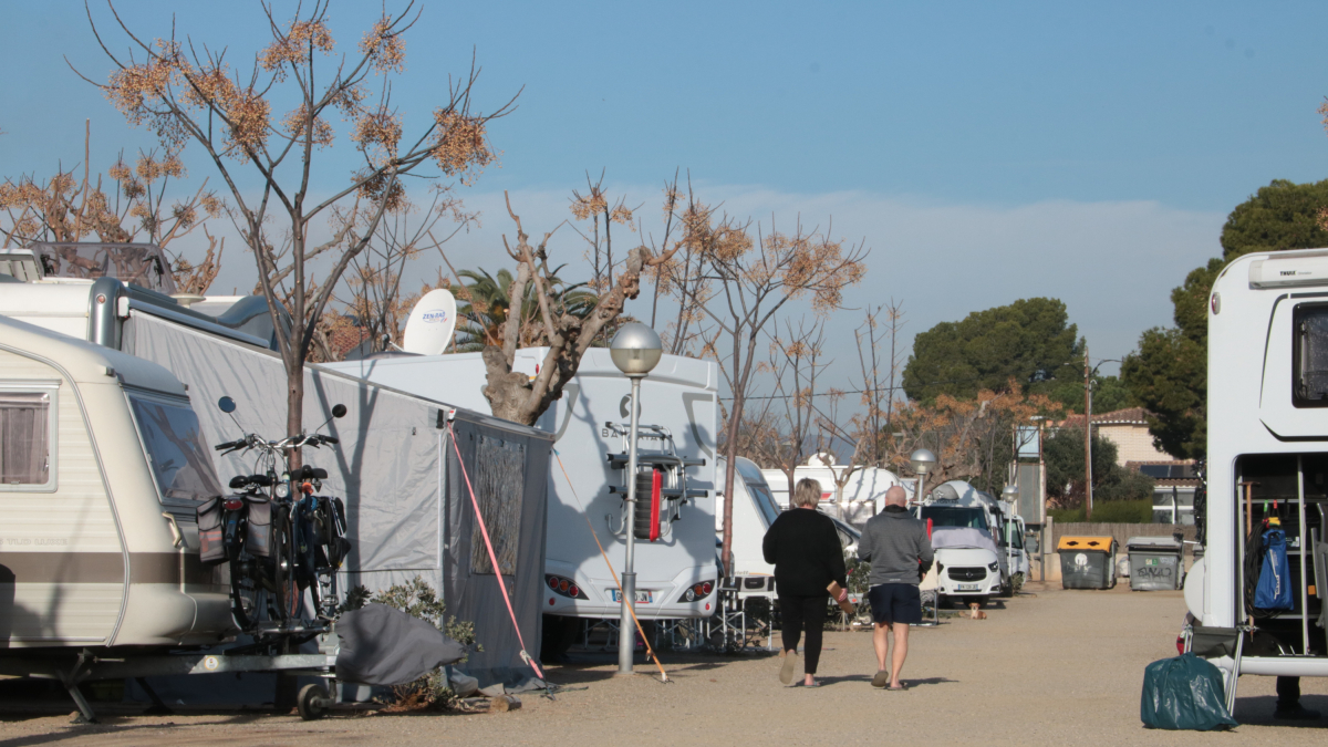 Dos personas pasean por el espacio de autocaravanas del Camping la Losa de Cambrils.