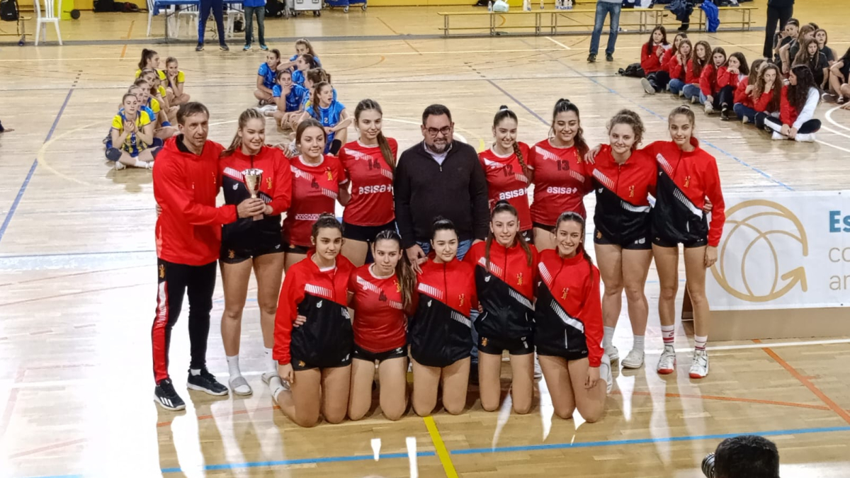 L'equip juvenil femení del CV Sant Pere i Sant Pau.