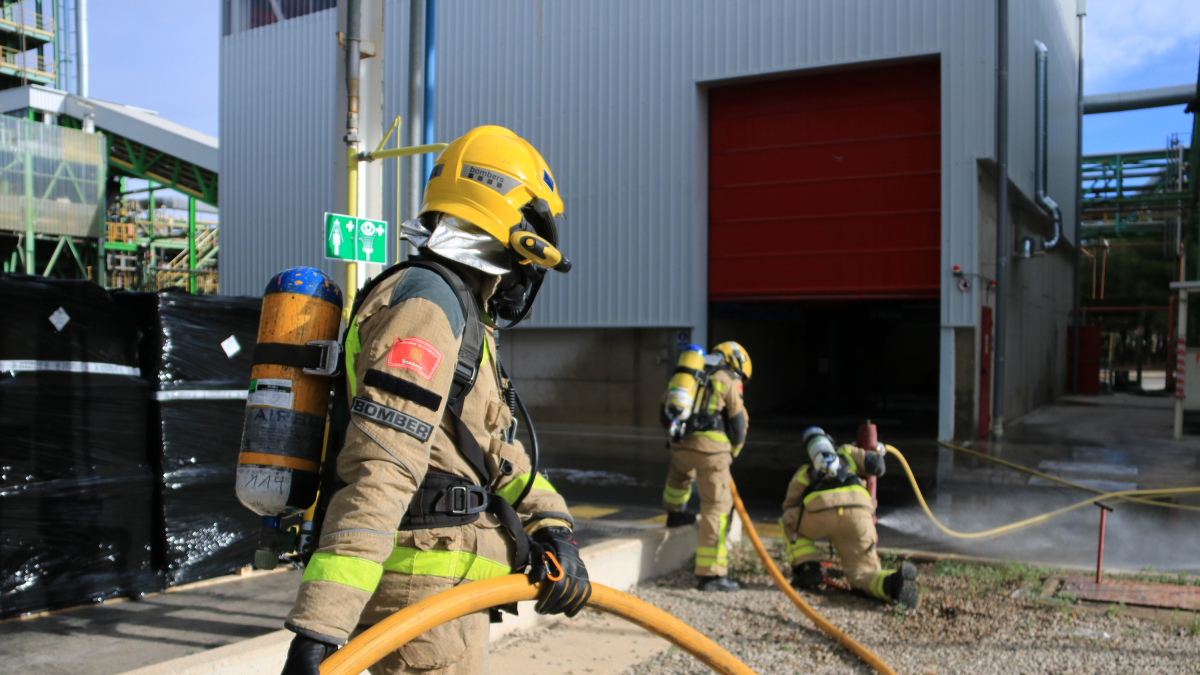 Un bomber de la Generalitat treballa en el simulacre d'accident de risc químic en una empresa de Constantí, el novembre de 2023.