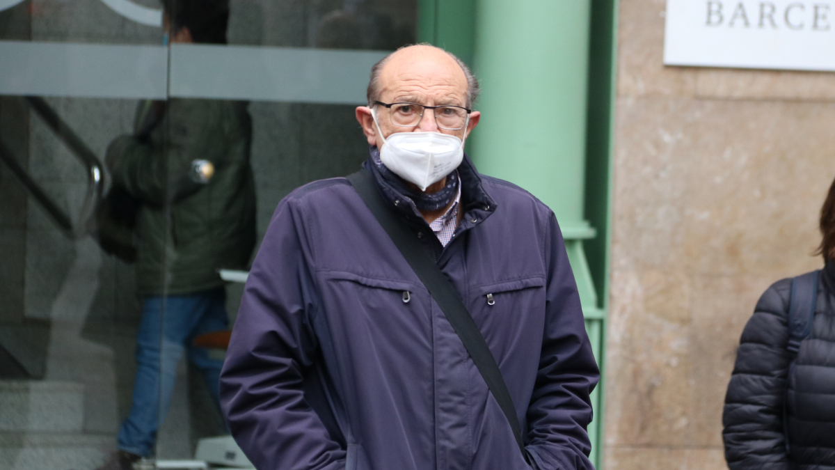 Un home sortint de l'Hospital Clínic de Barcelona amb la mascareta posada.