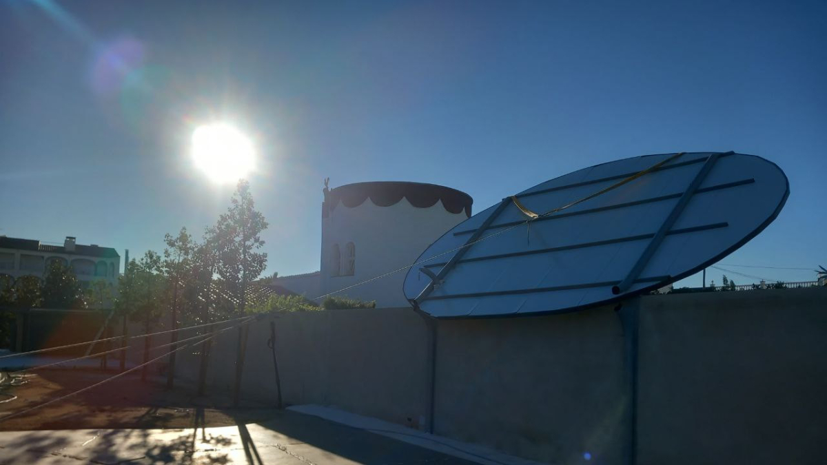 Els Bombers retiren una pèrgola a Empuriabrava, aquest matí.