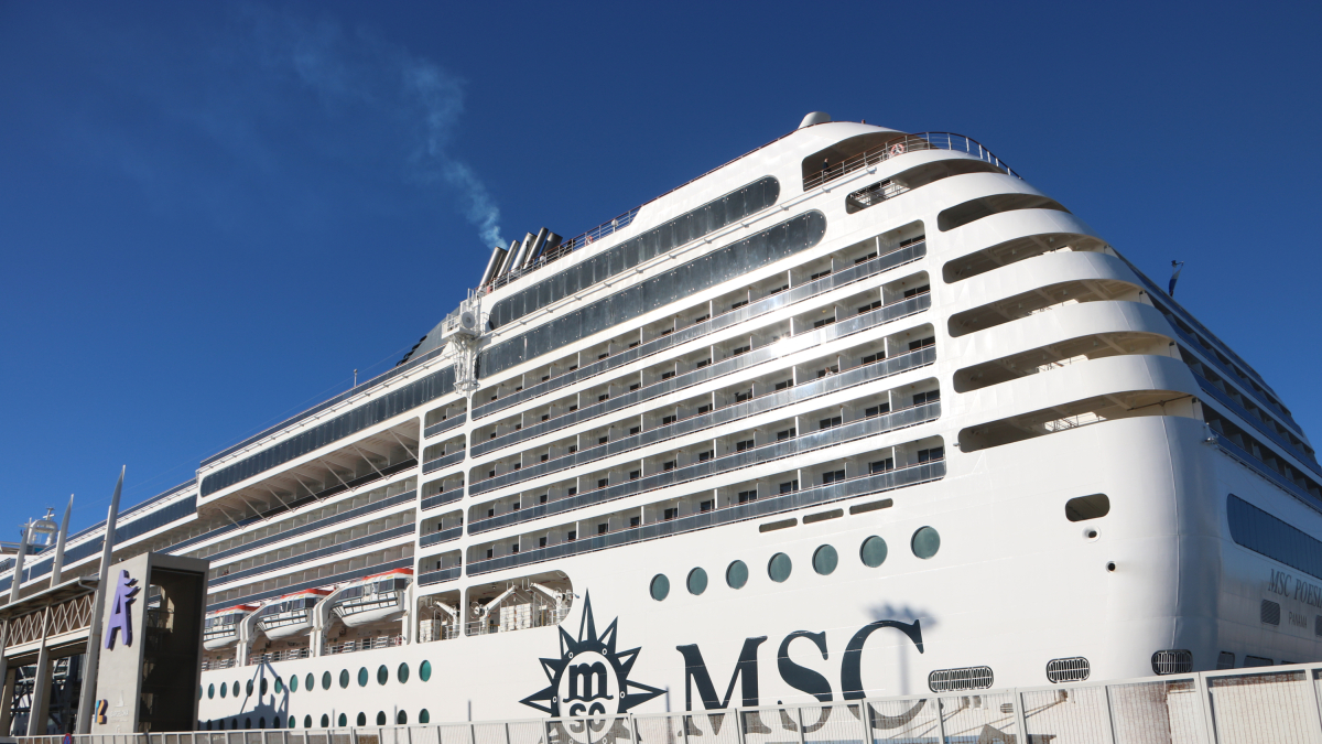L'exterior del MSC Poesia que farà la volta al món en 117 dies.