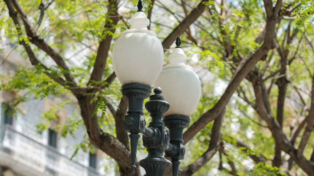 Las lumbreras actuales no cumplen con la normativa vigente porque son de vapor de mercurio.