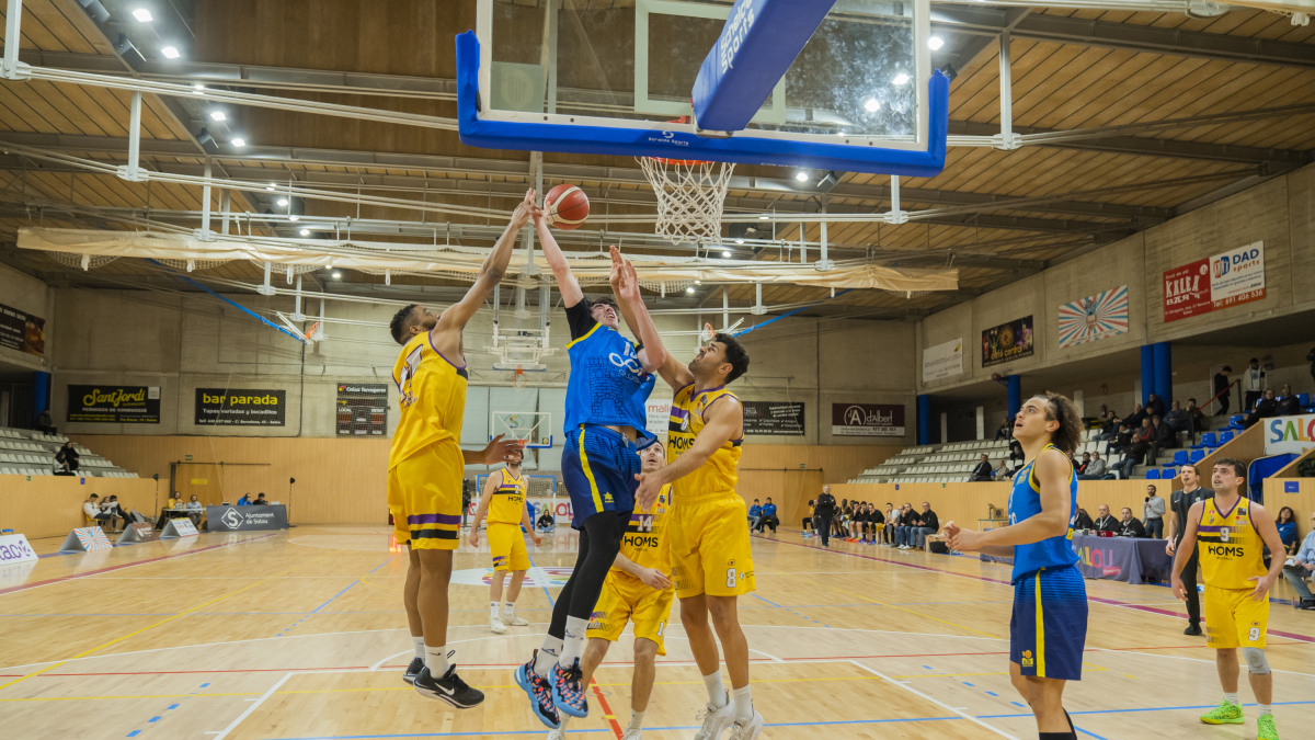Pablo Aso buscant el tir sota la pressió dels dos defensors del Mataró.