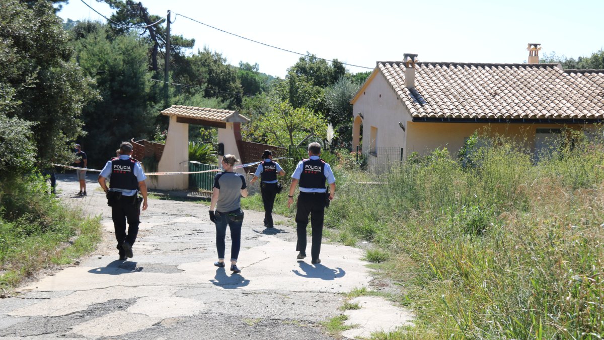 Pla obert de la zona on s'ha produït el crim amb els Mossos d'Esquadra investigant.