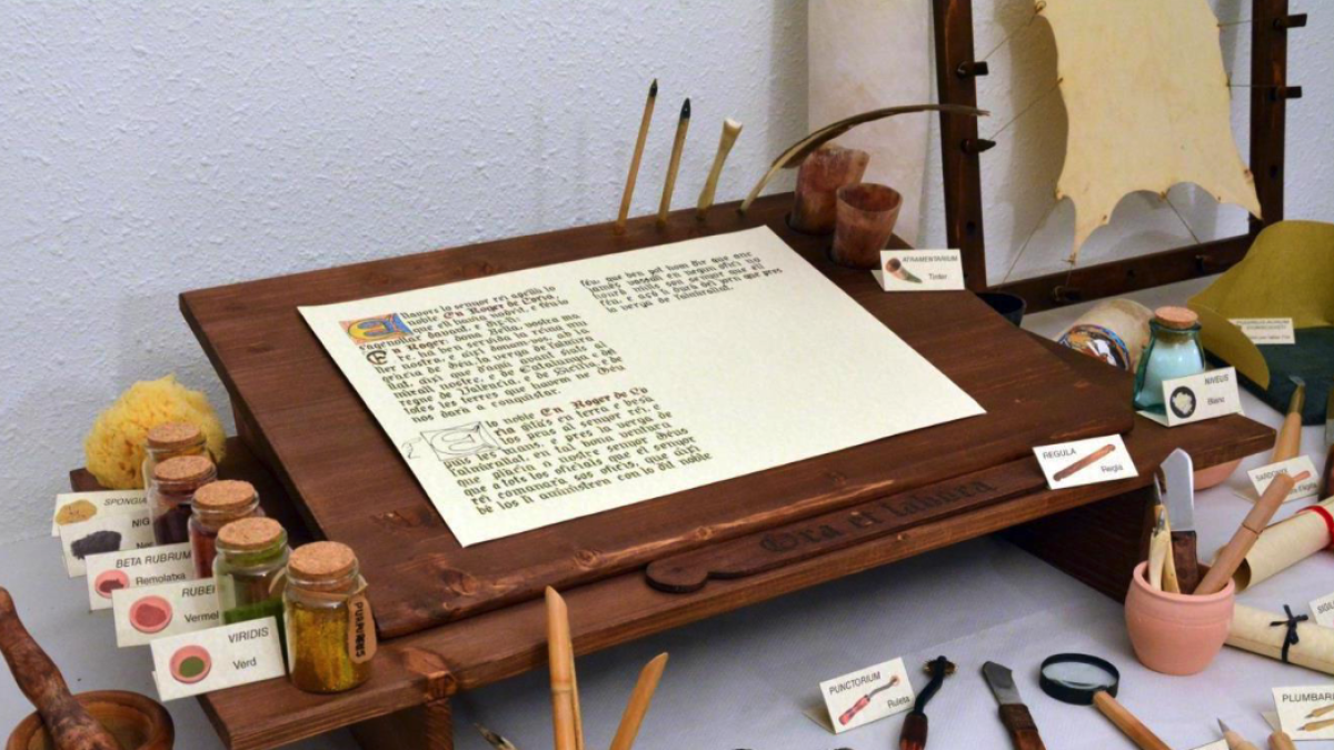 Part dels estris emprats per a redactar i il·lustrar les pàgines d’un llibre de l’edat medieval.