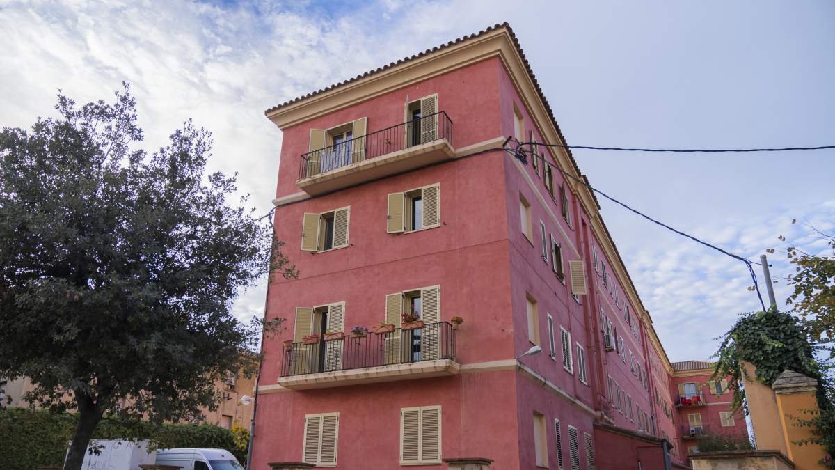 Exterior de la Casa dels Mestres, edifici municipal situat al passeig de Mata.