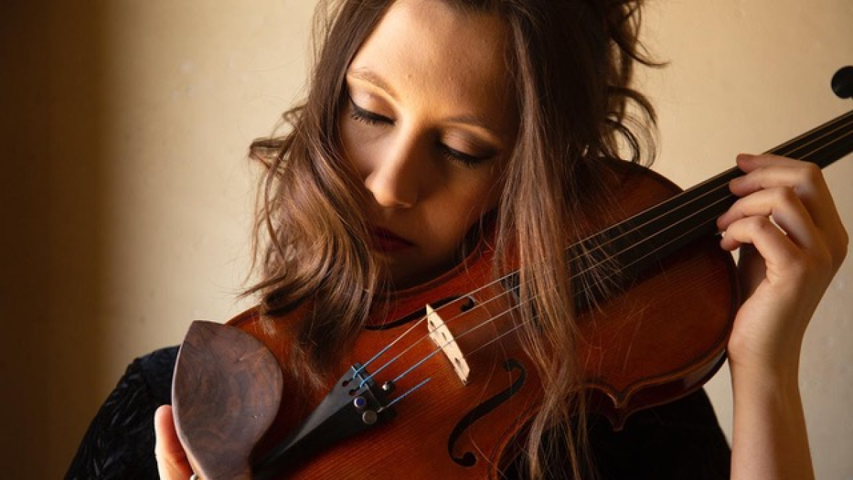 Els Amics de la Música de Valls enceten el 2024 amb un concert tribut al violinista Stéphane Grappelli de la mà d''Èlia Bastida Trio'