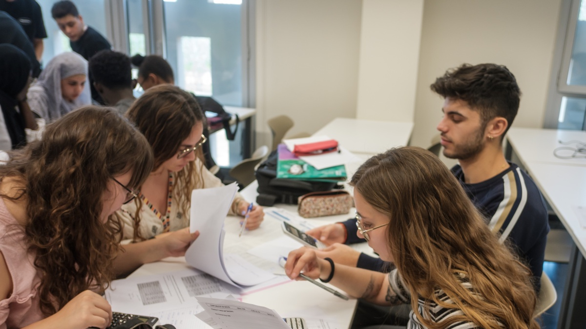 Alumnes de la URV estudiant al centre.