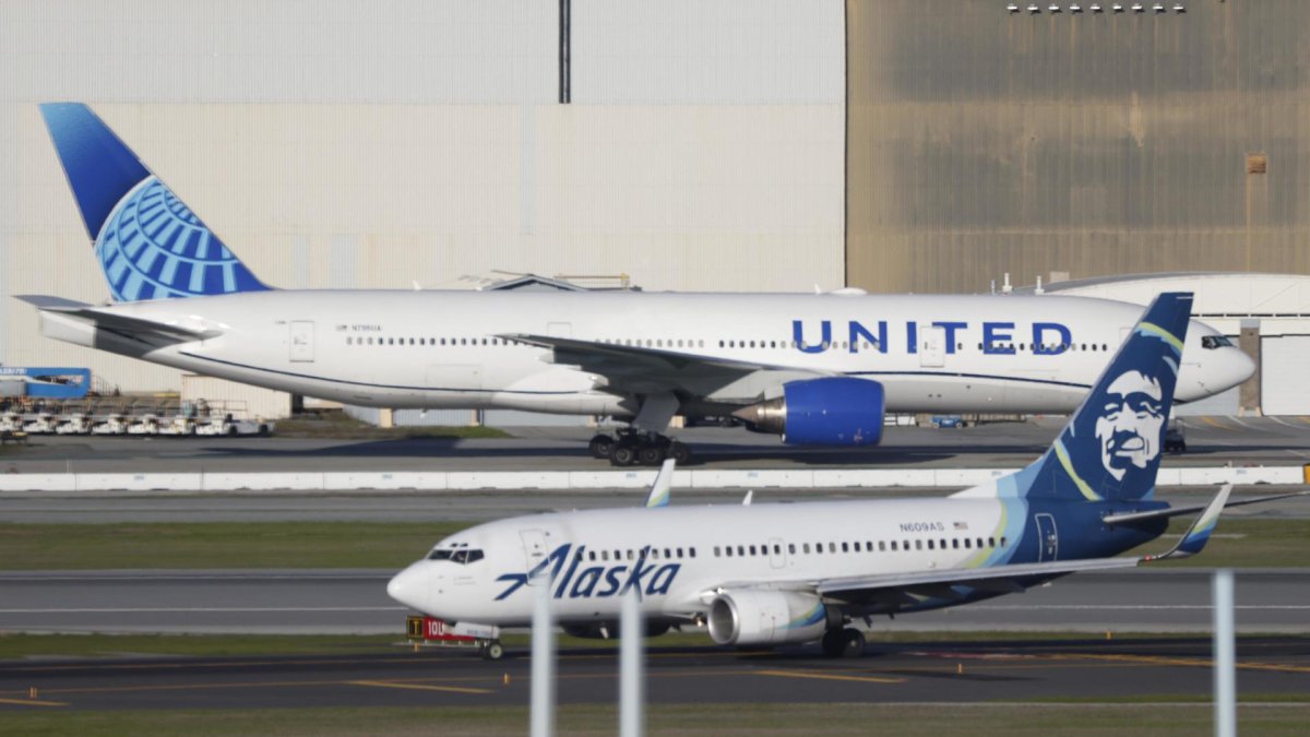 Un avió de línia d'Alaska Airlines i un avió de línia de United Airlines a l'aeroport internacional de San Francisco.