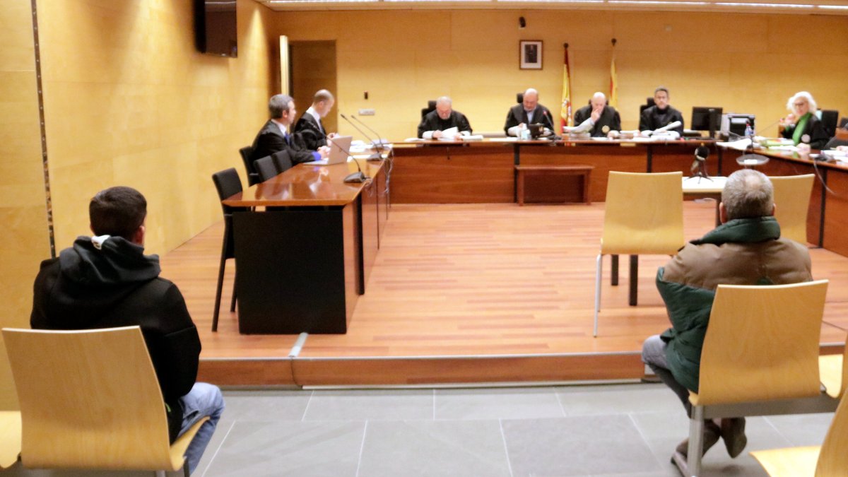 D'esquenes, els dos acusats de subministrar drogues a menors per abusar-ne sexualment a Blanes.