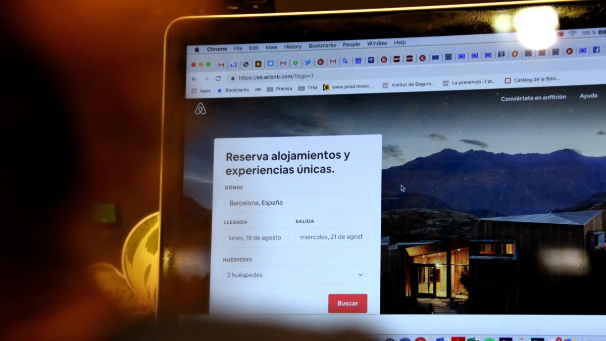 Un usuari consulta la pàgina web d'Airbnb.