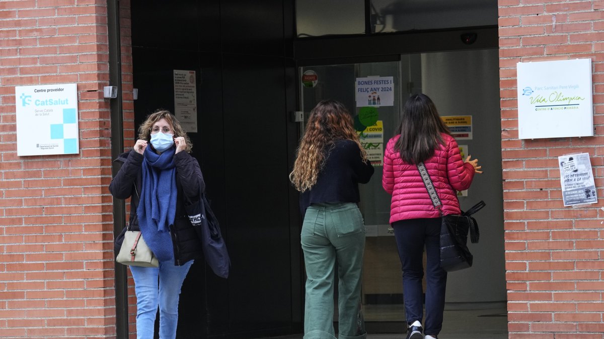 Una mujer sale de un centro de atención primaria.