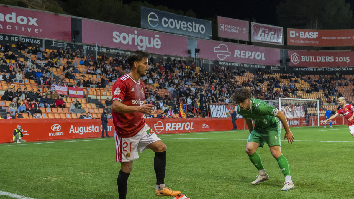 Joan Oriol durant el partit contra el Cornellà.