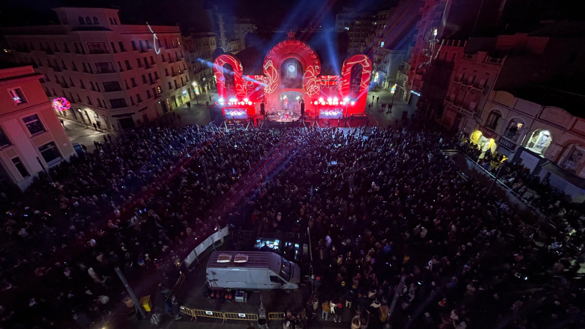 Imagen de una verbena de Fin de Año en la plaza Corsini.