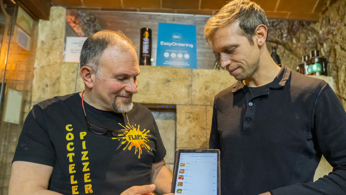 Víctor Perales y Joel Fuguet, consultando digitalmente la carta del Flaps.