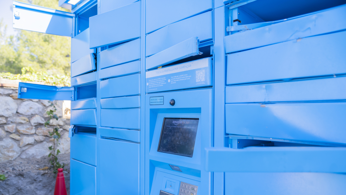 El Amazon Locker estropeado de la gasolinera Repsol de Sant Salvador.