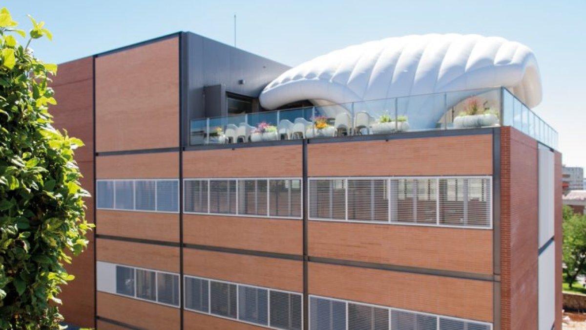 Un edificio del CIMNE en el Campus Norte de la UPC, visto desde fuera.