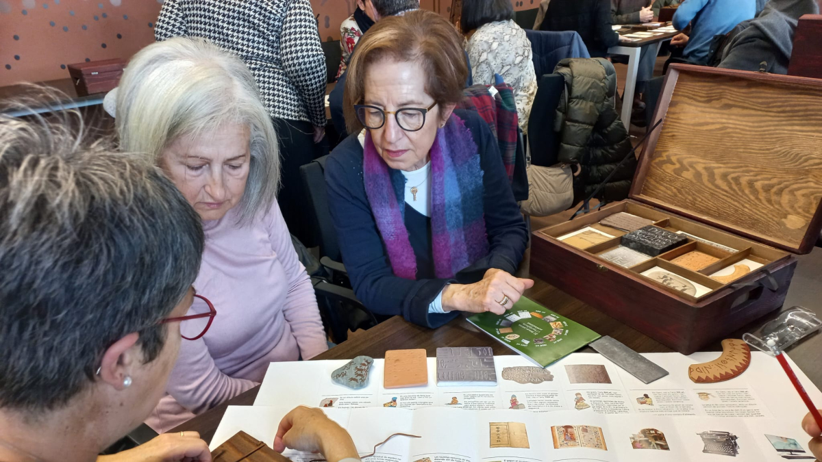 Durante la sesión se invitó a los participantes a ordenar manera cronológica los diversos apoyos|soportes sobre los cuales se ha escrito, desde la prehistoria a la actualidad.