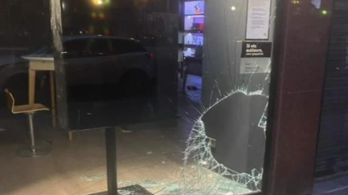 Imatge del vidre rebentat de l'aparador de la botiga Orange a la rambla Nova després del primer robatori, aquest passat mes de gener.