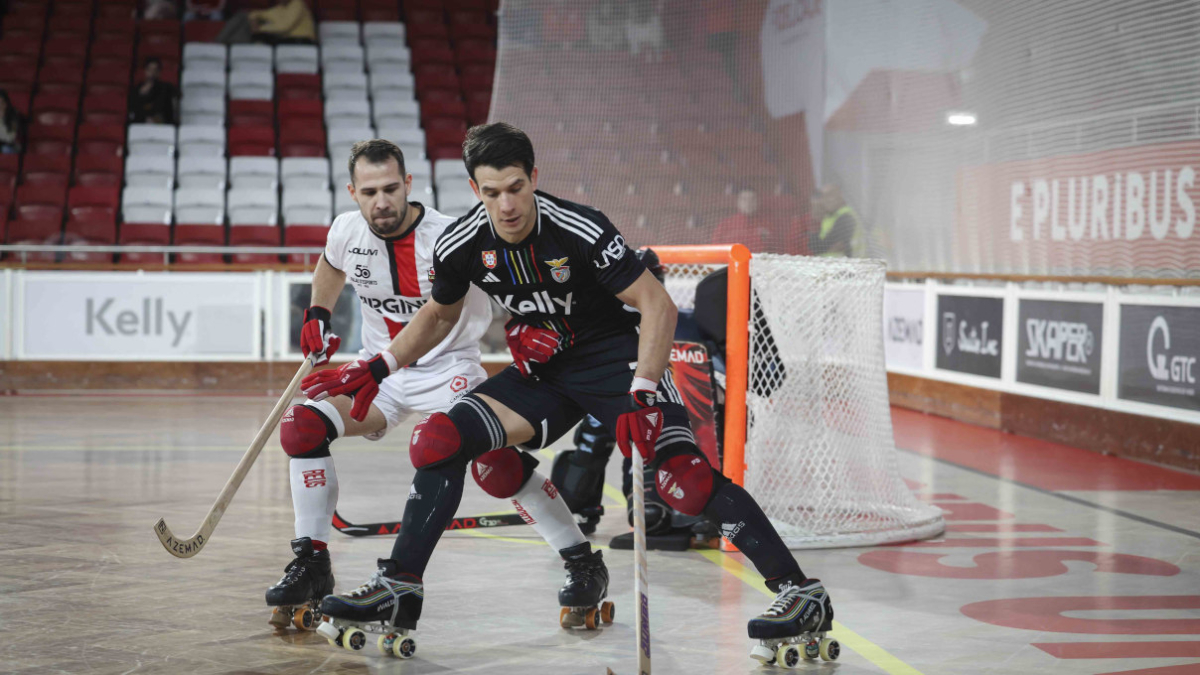 El jugador del Benfica, Pablo Álvarez defensat pel jugador del Reus, Sergi Aragonès.