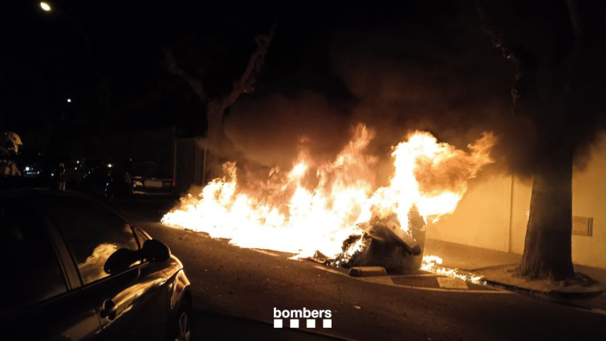 Imatge de l'incendi tres contenidors al carrer Josep Maria Prous i Vila de Reus.