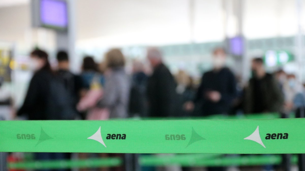 Detall del logitip d'Aena en unes cintes de l'aeroport del Prat.