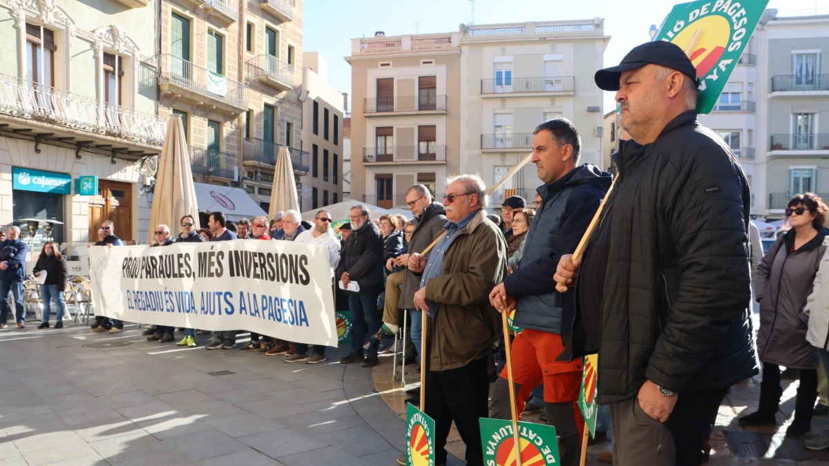 Imagen de la concentración de Unió de Pagesos delante de el Ayuntamiento de Reus para reclamar la urgencia de las obras del EDAR.