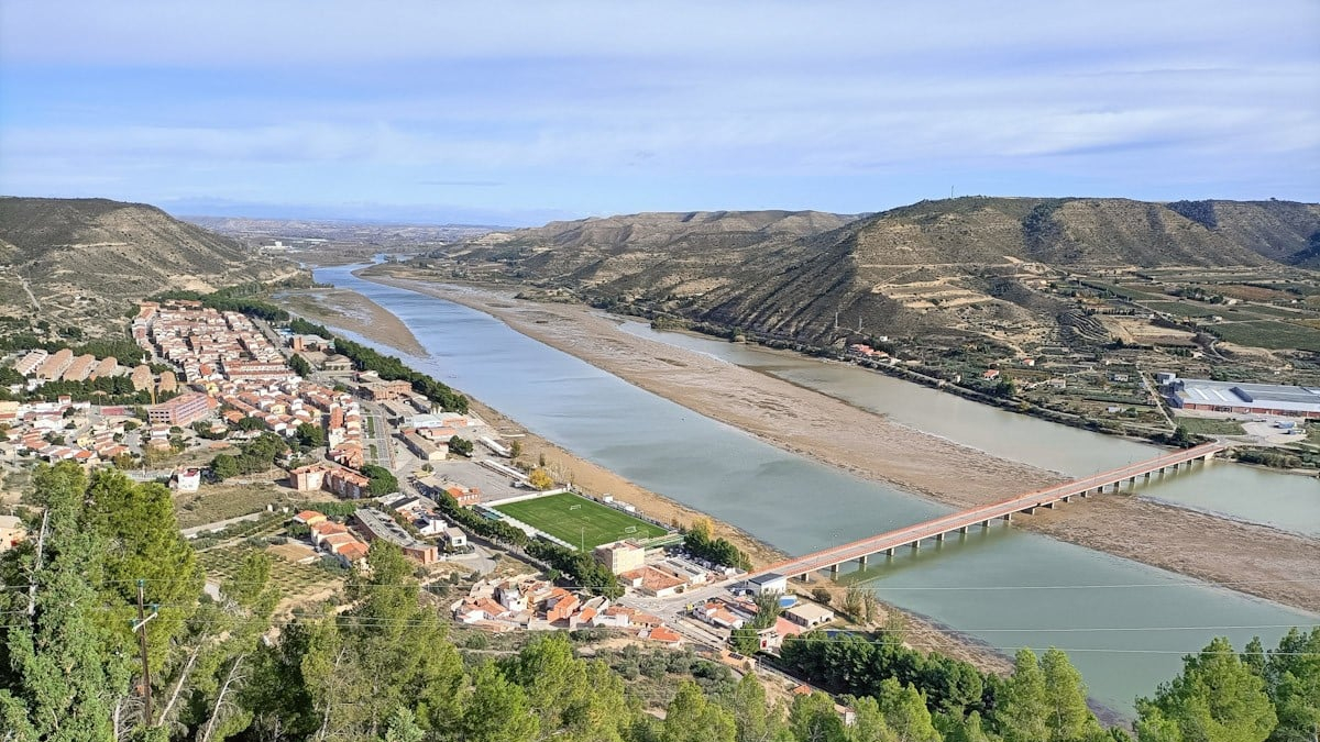 El fang acumulat a la desembocadura del Segre, a Mequinensa.