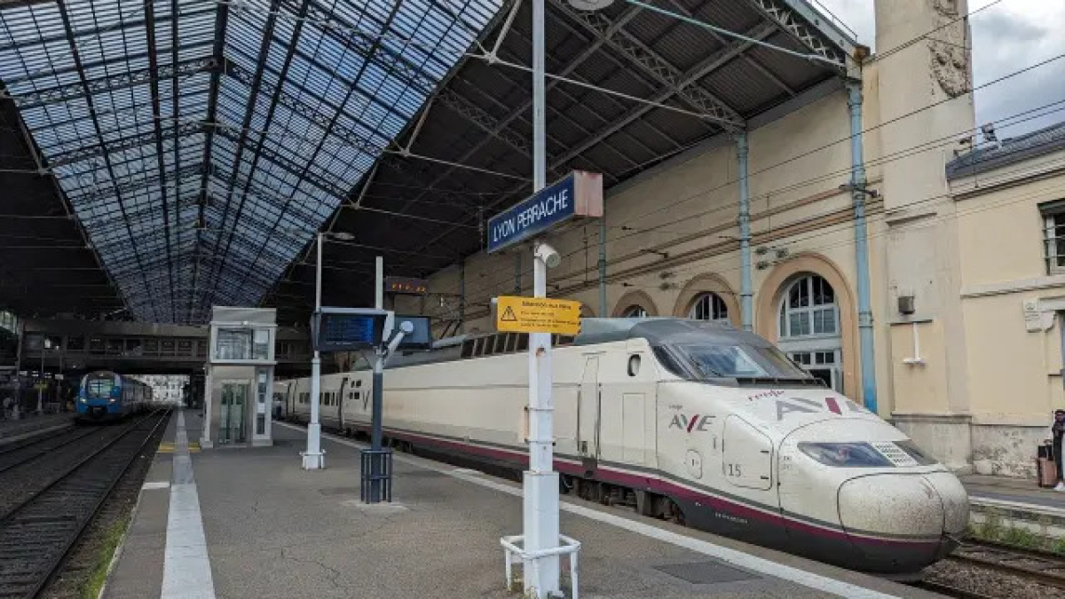 Un AVE de Renfe en una estación de Lyon, en Francia.