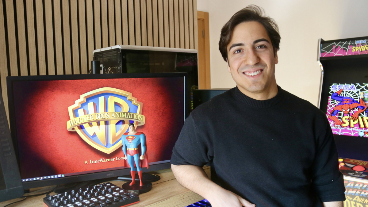 El diseñador 3D Mariano Tazzoli, al lado de su equipo de edición digital y una figura de Superman.