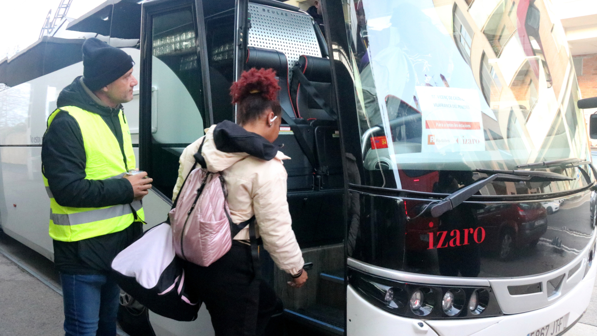 Una usuària de l'R4 al Vendrell puja al bus del dispositiu alternatiu amb motiu del tall per les obres del corredor mediterrani.