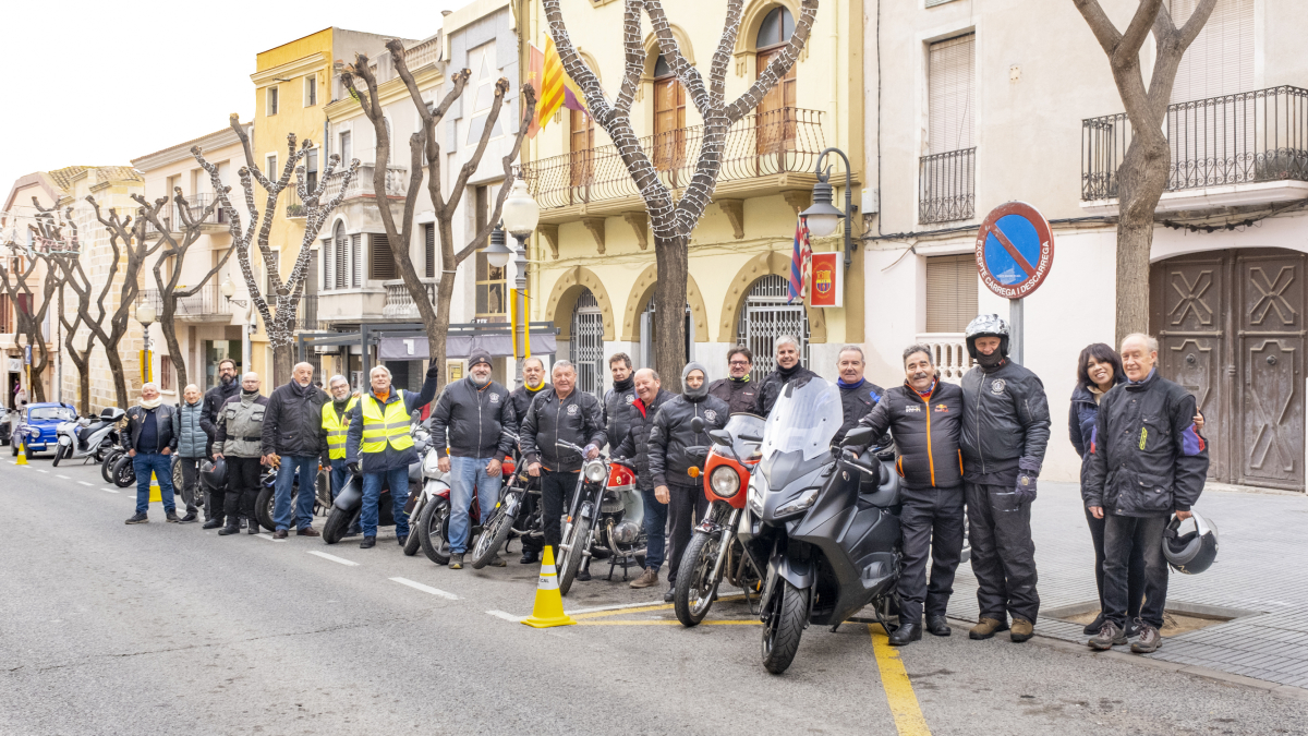 Imatge dels participants amb les seves motos.