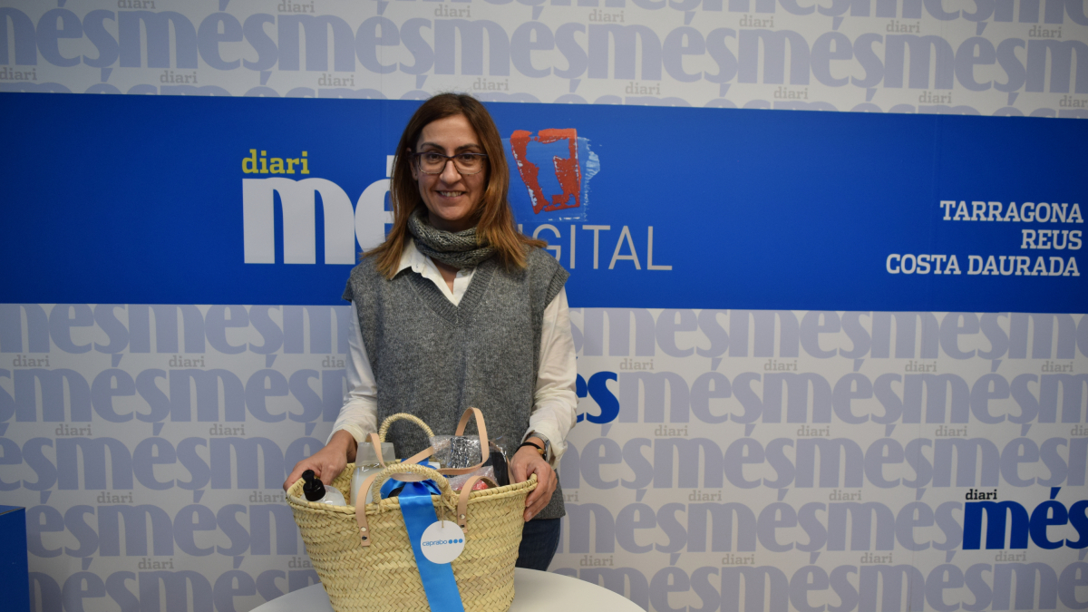 Natalia Caballero Padilla recoge la canasta|cesta de Caprabo y Diario Más