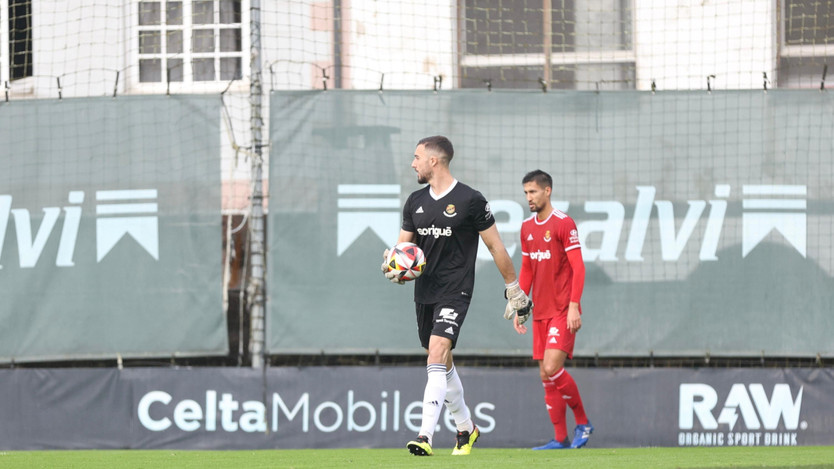 Alberto Varo durant el partit contra el Celta Fortuna.