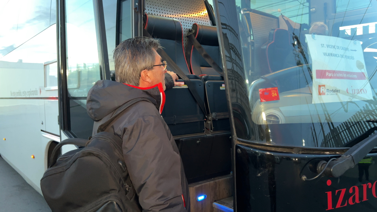 Un usuario de la R4 en Sant Vicenç de Calders accede en los buses alternativos habilitados por los cortes derivados de las obras del corredor mediterráneo.